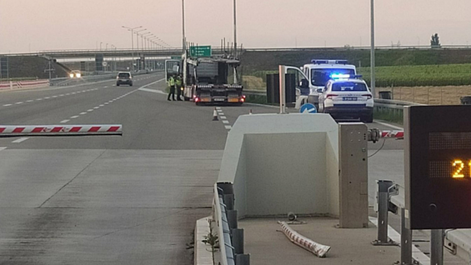 AUTOMOBIL SLETEO SA KOLOVOZA I PREVRNUO SE Saobraćajna nesreća u Sremčici