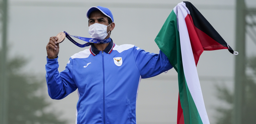 DEDICA JE HIT IGARA Pucao u dresu fudbalskog kluba, izvadio zabranjenu zastavu i ne mari za kaznu - najponosniji je na svetu (FOTO GALERIJA, VIDEO)