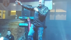 OVAKO SE VOLI BAJA MALI KNINDŽA Dečak jednim gestom pokazao neizmernu ljubav prema srpskom pevaču, a onda se pojavio on (FOTO/VIDEO)