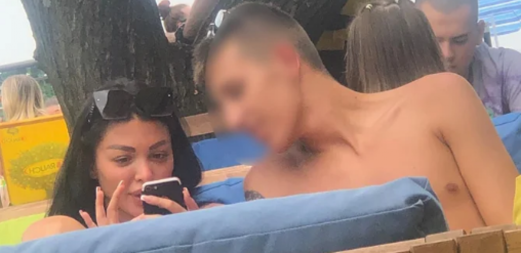 MAJO, ŠTA TI JE TO ISPALO?! Marinkovićka na plaži sa novim dečkom, a kad joj se kupaći pomerio sve joj izvirelo! (PAPARACO FOTOGRAFIJE)
