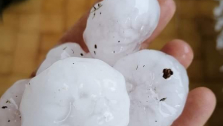 NEZAPAMĆENI LED RAZBIO STOTINE AUTOMOBILA Dok Sardinija gori, sever Italije pogodila jaka oluja!