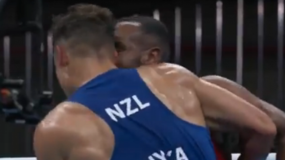 KAO MAJK TAJSON! Ludnica na boksu, pokušao da ugrize rivala (VIDEO)