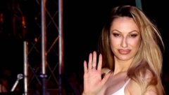 POGLEDAJTE U KAKVOM SIROMAŠTVU JE ŽIVELA RADA MANOJLOVIĆ Koristili su poljski WC, kupali se kako stignu, a evo kako danas živi njen otac! (FOTO)