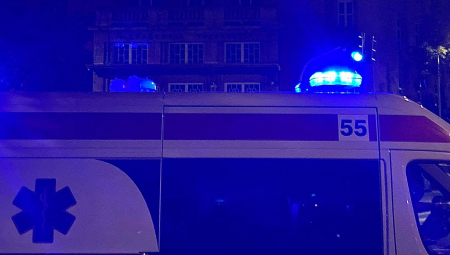 TEŠKA NESREĆA NA ZVEZDARI Motociklista se zakucao u zid, prevezen na reanimaciju!