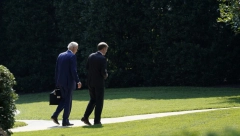 BAJDEN IDE POD NOŽ! Supruga američkog predsednika nagazila na sumnjiv predmet!