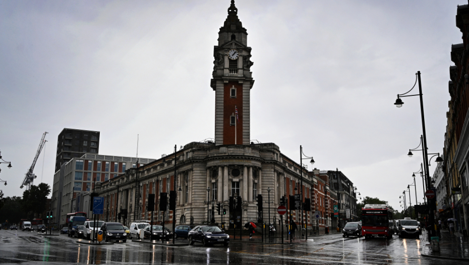 NAUČNICI NE ZNAJU ŠTA SE DEŠAVA! Engleska se otvorila, broj slučajeva se prepolovio!