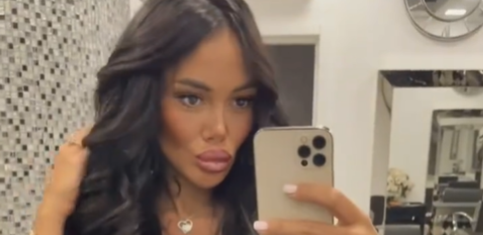 OGROMNE SILIKONSKE GRUDI U PRVOM PLANU! Tamara Đurić napravila kolaps na bazenu, parče tkanine jedva sakriva intimni deo (FOTO)