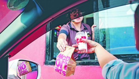 MEKDONALDS SKUPO PLATIO NAPUŠTANJE RUSIJE I UKRAJINE Preko 100 miliona dolara gubitka čuvene kompanije