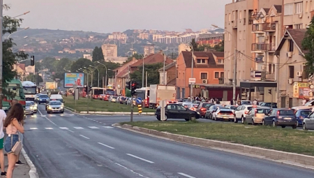 AMSS UPOZORAVA Mokri kolovozi u toku dana, oprez i zbog radova na putu!