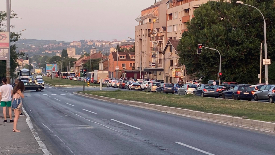 STRAVIČAN SUDAR NA KARABURMI Od siline udarca automobil završio na krovu, saobraćaj blokiran! (FOTO/VIDEO)