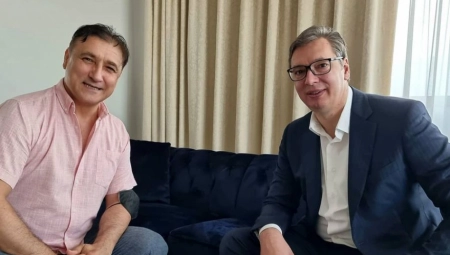 ČAST MI JE ŠTO SAM SREO VELIKOG ŠAMPIONA! Aleksandar Vučić se sastao sa legendarnim fudbalerom Crvene zvezde! (FOTO)
