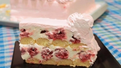 Osvežavajuća poslastica:  Brza torta sa malinama i piškotama
