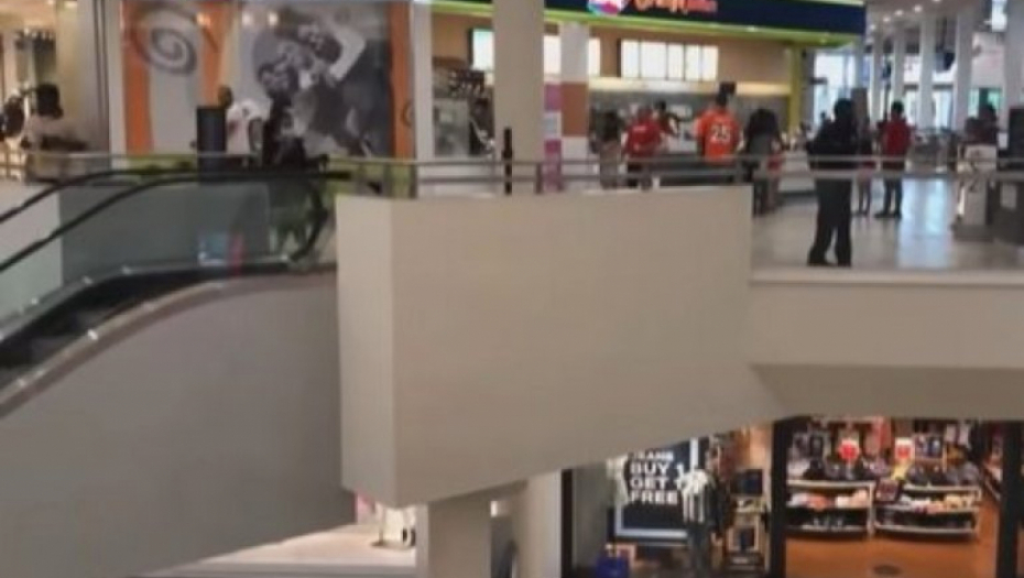 OTAC ISPUSTIO DETE NA POKRETNIM STEPENICAMA Muškarac je napravio kobnu grešku, dečaku nije bilo spasa!