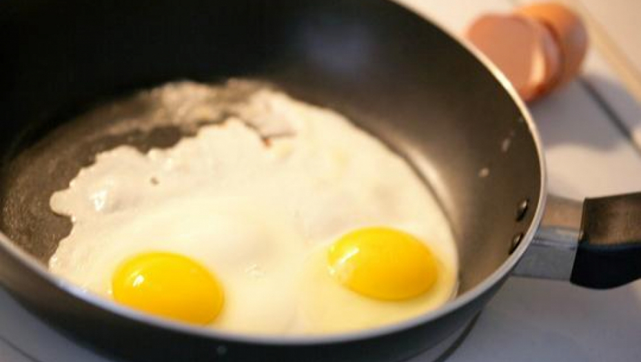 Hrana vam se lepi za tiganj? Evo šta treba da uradite