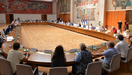 KRIZNI ŠTAB ZASEDA SUTRA U 16 ČASOVA Na stolu jedna mera koja može promeniti sve