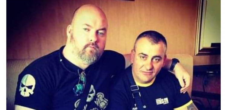 ĐILASOVO OBEZBEĐENJE PONOSNO POKAZUJE "KALAŠNJIKOV" Veliki Dule ne odvaja se od lidera SSP, a i hvali se kako se tukao sa petoricom