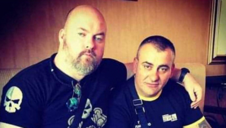 ĐILASOVO OBEZBEĐENJE PONOSNO POKAZUJE "KALAŠNJIKOV" Veliki Dule ne odvaja se od lidera SSP, a i hvali se kako se tukao sa petoricom