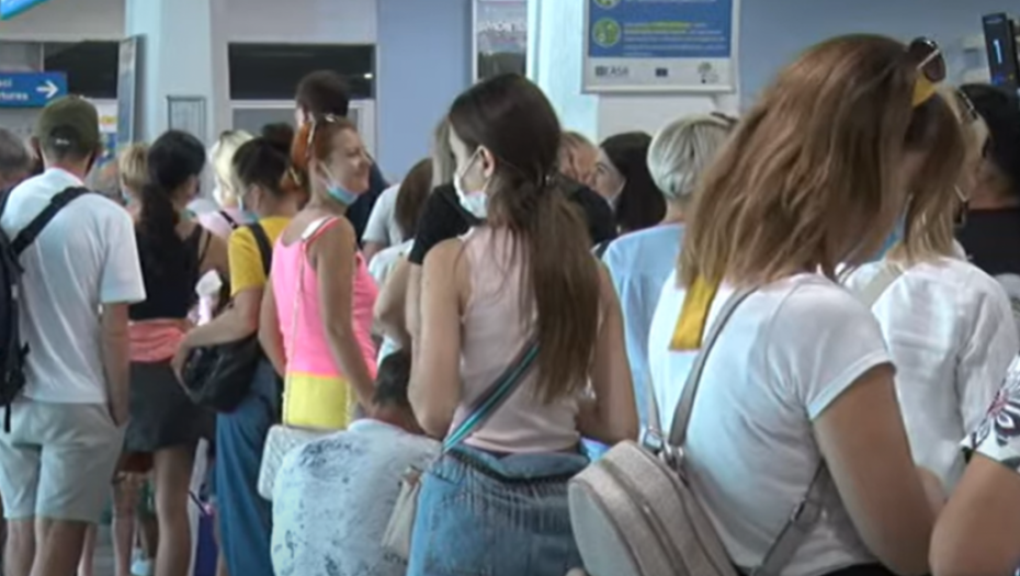 PUTNIKE MALTRETIRAJU SATIMA U TIVTU Let za Beograd kasni sedam sati, krenula pobuna