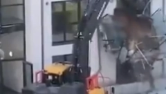 POBESNELI GRADITELJ DELIO PRAVDU BAGEROM Zbog neizmirenih računa rušio balkone od stakla, ljudi posmatrali u neverici (VIDEO)