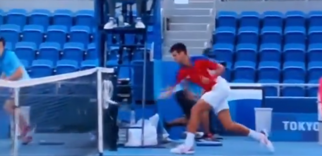 ĐOKOVIĆ NIJE MOGAO DA IZDRŽI! Novak besneo, jedan reket završio na tribinama, drugi se raspao u paramparčad! (VIDEO)