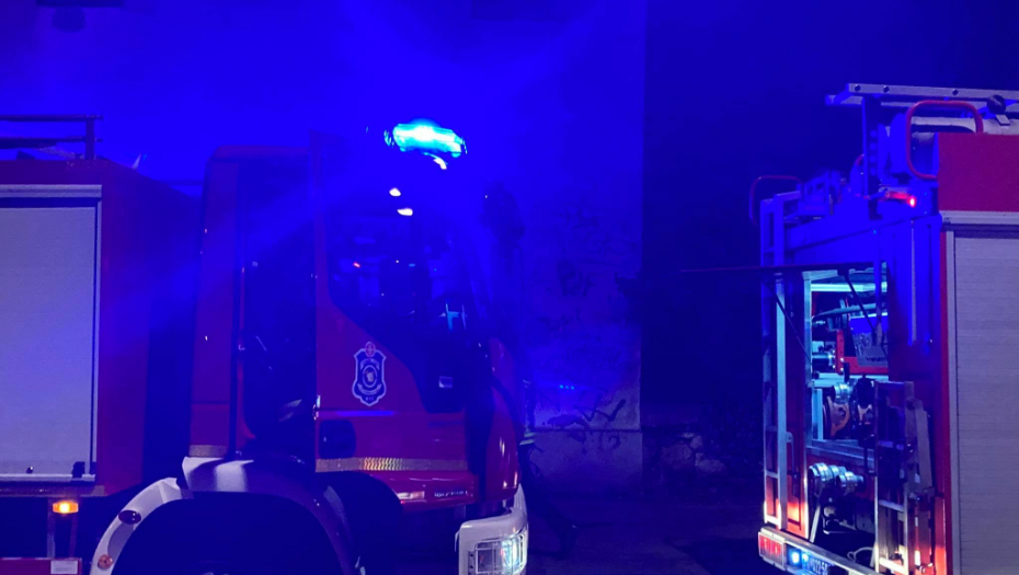 POŽAR NA AUTOKOMANDI Gore stare kuće u kojima žive beskućnici (FOTO/VIDEO)