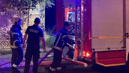 IZBIO POŽAR NA ZVEZDARI Na licu mesta nalaze se dva vatrogasna vozila