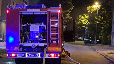 DVOJE POVREĐENIH U POŽARU U ZEMUNU Buktinja urušila krov, intervencija u toku!