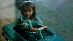 NEDAVNO SU JE OPTUŽILI DA JE PREVARILA MUŽA S KOLEGOM, A NA OVOJ FOTOGRAFIJI JE NE BISTE PREPOZNALI Od malih nogu je volela kabriolete!