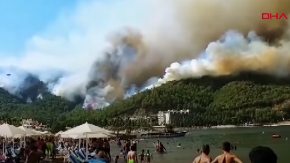 LETOVALIŠTA U PLAMENU! Besne požari u Grčkoj, Turskoj i Italiji, turiste spasavaju čamcima i helikopterima iz hotela! (FOTO, VIDEO)
