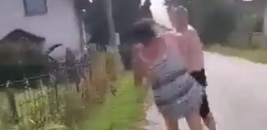 UŽASNE SCENE KOD GRAČANICE Čovek metalnom šipkom pretukao ženu, motiv potpuno bizaran (UZNEMIRUJUĆI VIDEO)