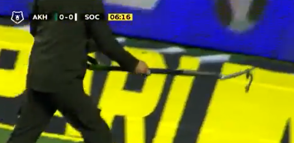 NEZVANI GOST U RUSIJI! Zmija upala na teren i prekinula meč Partizanovog narednog rivala (VIDEO)