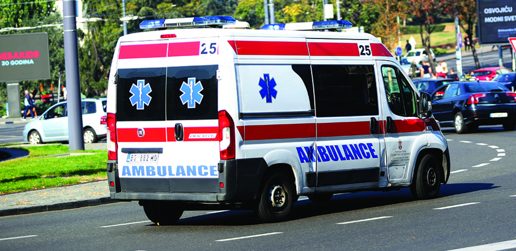 SAOBRAĆAJNA NESREĆA NA KOŠUTNJAKU Automobil se prevrnuo na krov, momak tešio uplakanu devojku