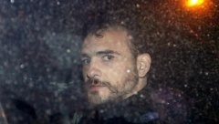 LUKU BOJOVIĆA UVODE U AVION Šef srpskog podzemlja stiže u Srbiju