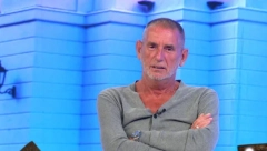 PLJUJE PO ULICI, ČAČKA NOS PA ZUBE Komšije opleli po Lepom Mići, a pomenuli i njegovu ženu!