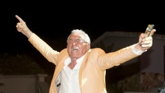 NE VIDI NA OČI OD PARA Eri Ojdaniću lepili novčanice po celoj glavi, pa se popeo na klupu od sreće (VIDEO)