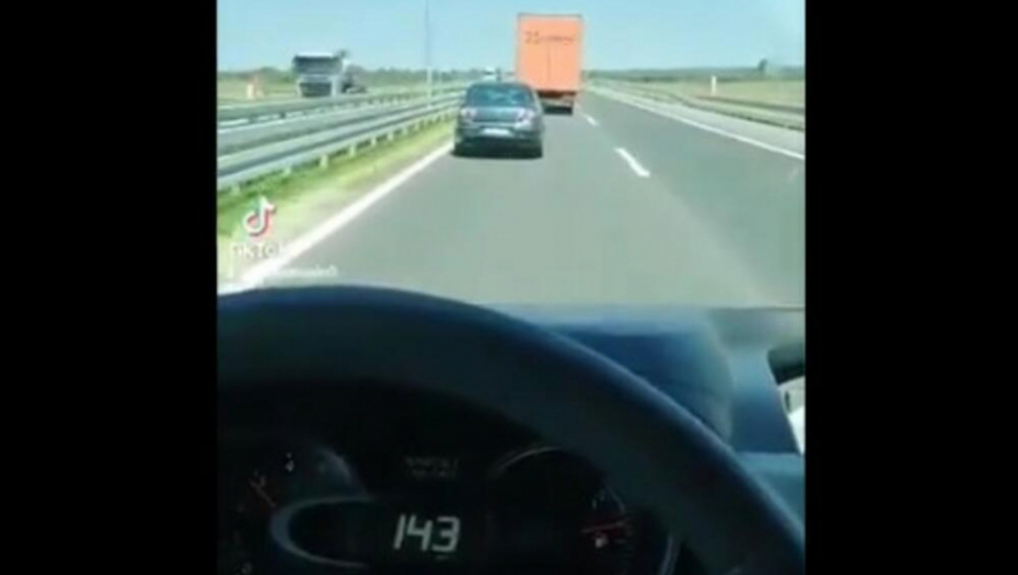 KAMIONDŽIJA LEGAO NA GAS! Pokušao da ga stigne kolima, a kada je video brzinometar uhvatio se za glavu! (VIDEO)