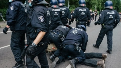 KAO U AUŠVICU! Nemačka policija je tako premlatila demonstrante da su reagovale Ujedinjene nacije! (VIDEO)