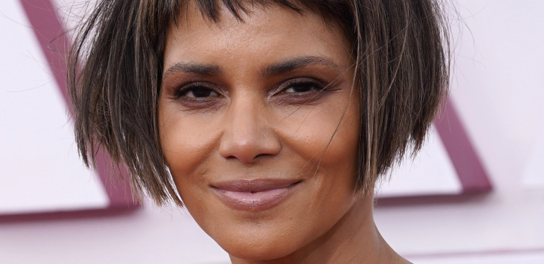 HALI BERI DANAS PUNI 55 GODINA I PRAVA JE BOMBA!  Živela je s beskućnicima, život joj je prožet tragedijama, a danas važi za fatalnu ženu!