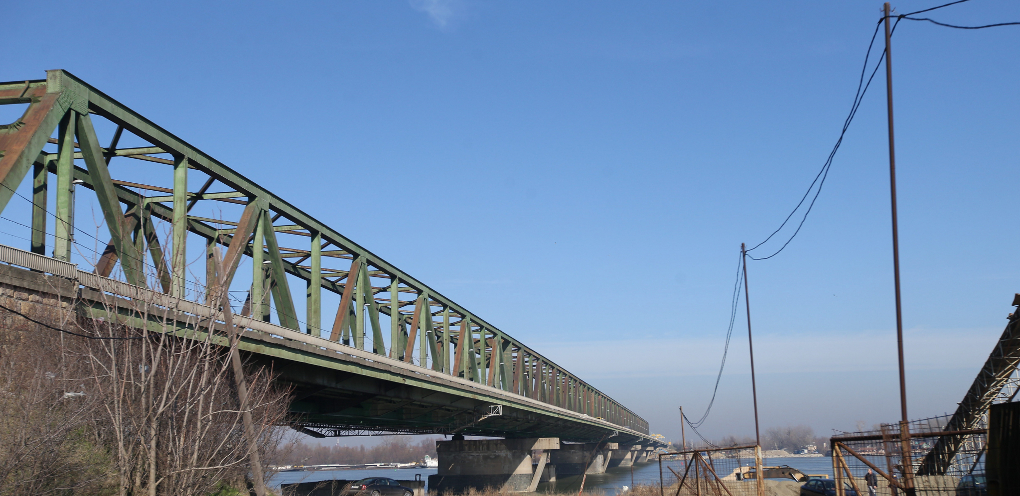 DRAMA U BEOGRADU! Žena pokušala da skoči sa Pančevačkog mosta!