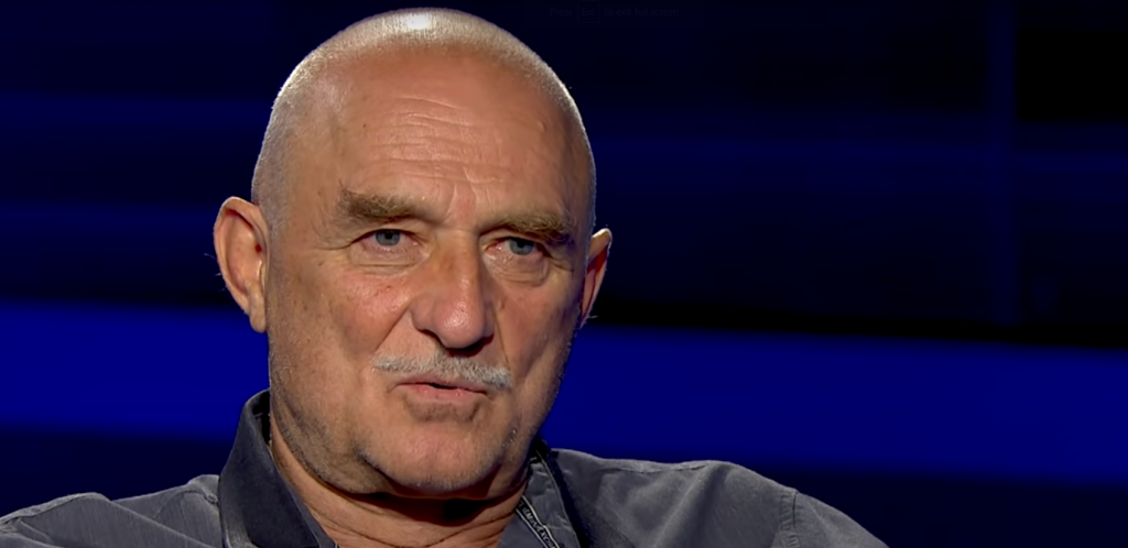 NI KORONA MU NE MOŽE NIŠTA! Lazar Ristovski nakon preležane bolesti uživa na moru, iza njega pogled od kog zastaje dah (FOTO)