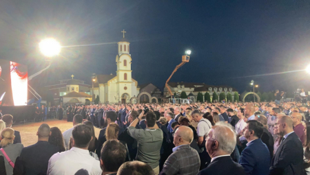 DRAMA NA OBELEŽAVANJU GODIŠNJICE "OLUJE" Devojci pozlilo, direktor Pošte Srbije je nosio na rukama do šatora