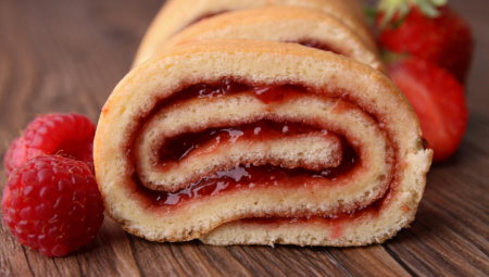 PRAVA HARMONIJA LETNJIH UKUSA: Jednostavan kolač sa malinama koji se veoma lako sprema!