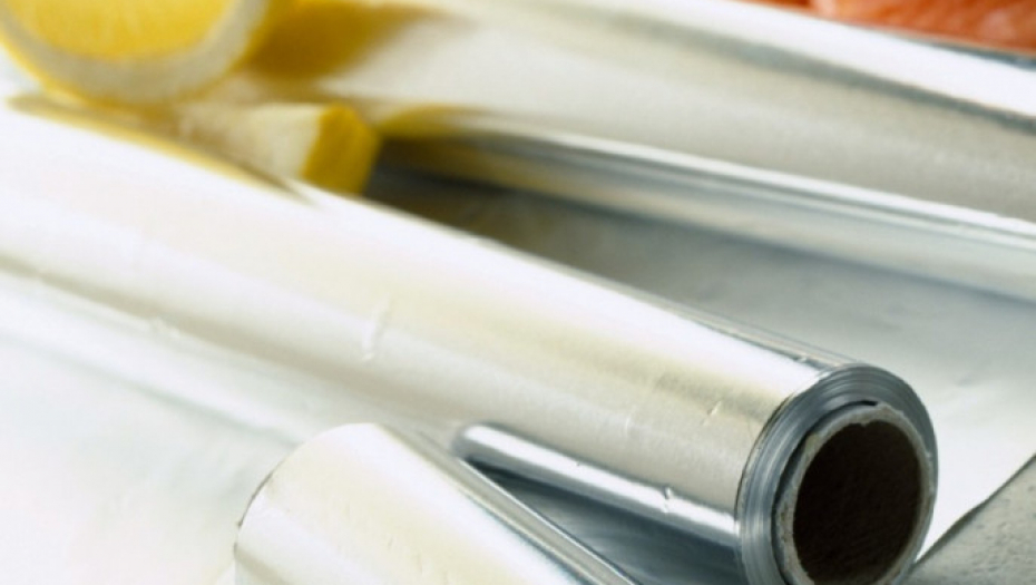 Jeftin trik za zatezanje lica: Maska za lice od aluminijumske folije