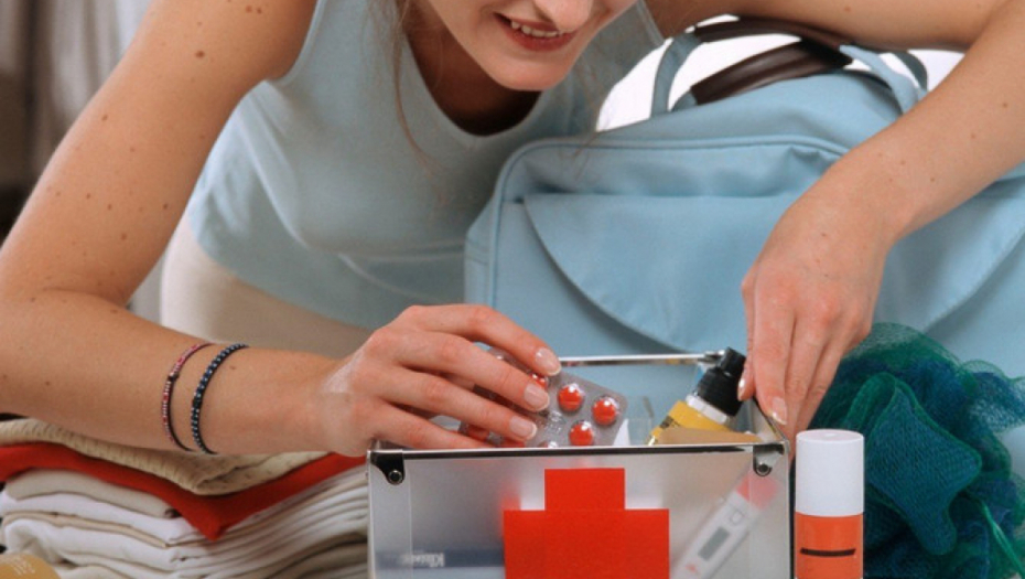 SAVETI DOKTORA: Ne krećite na letovanje bez njih! Spisak lekova koji su obavezni u putnoj apoteci