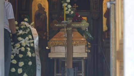 ZAPALI LAZANSKOM SVEĆU U MOJE IME Taksista joj je dao 100 dinara i zamolio za uslugu