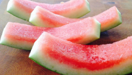 POJELI STE LUBENICU I KRENULI STE DA BACITE KORU? Nutricionistkinja Olja otkriva koliko beli deo ovog povrća ima snažna dejstva