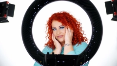 KAKO DA ŠMINKU KORISTITE NA VIŠE NAČINA: Stavite senke na usne i obrve, a karmin na obraze i oči!