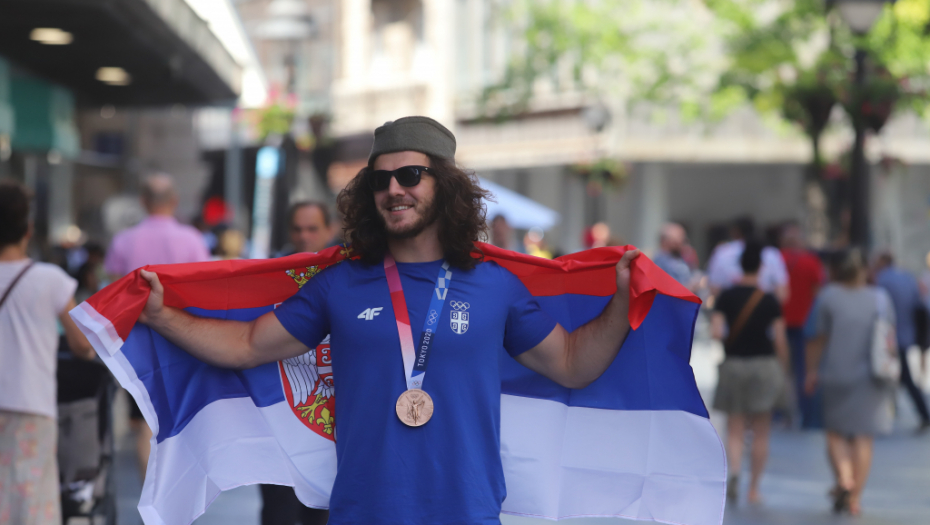 OBOŽAVA PLJESKAVICE, SRBIJU I ĐOKOVIĆA! Zurabi doneo bronzu u redakciju Alo! i obećao: Idem u Pariz po zlato, pa se ženim Srpkinjom! (VIDEO)