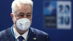 KRIVOKAPIĆ USLIKAN U BIJELOJ U papučama za plažu, čeka red u mesari, natpis na majici svima upada u oči