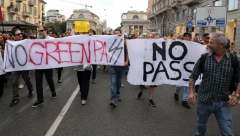 NAROD SE POBUNIO Italijani besni zbog korona pravila, pale kovid pasoše  (VIDEO)